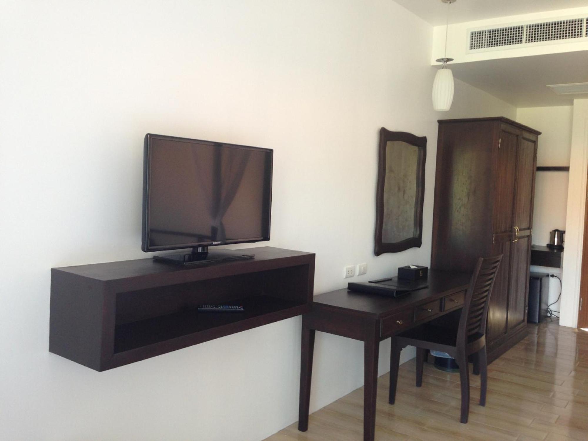 Blue Bay Resort - Access To Pool And Beach-Phuket & Krabi Ko Yao Εξωτερικό φωτογραφία A television set in a hotel room