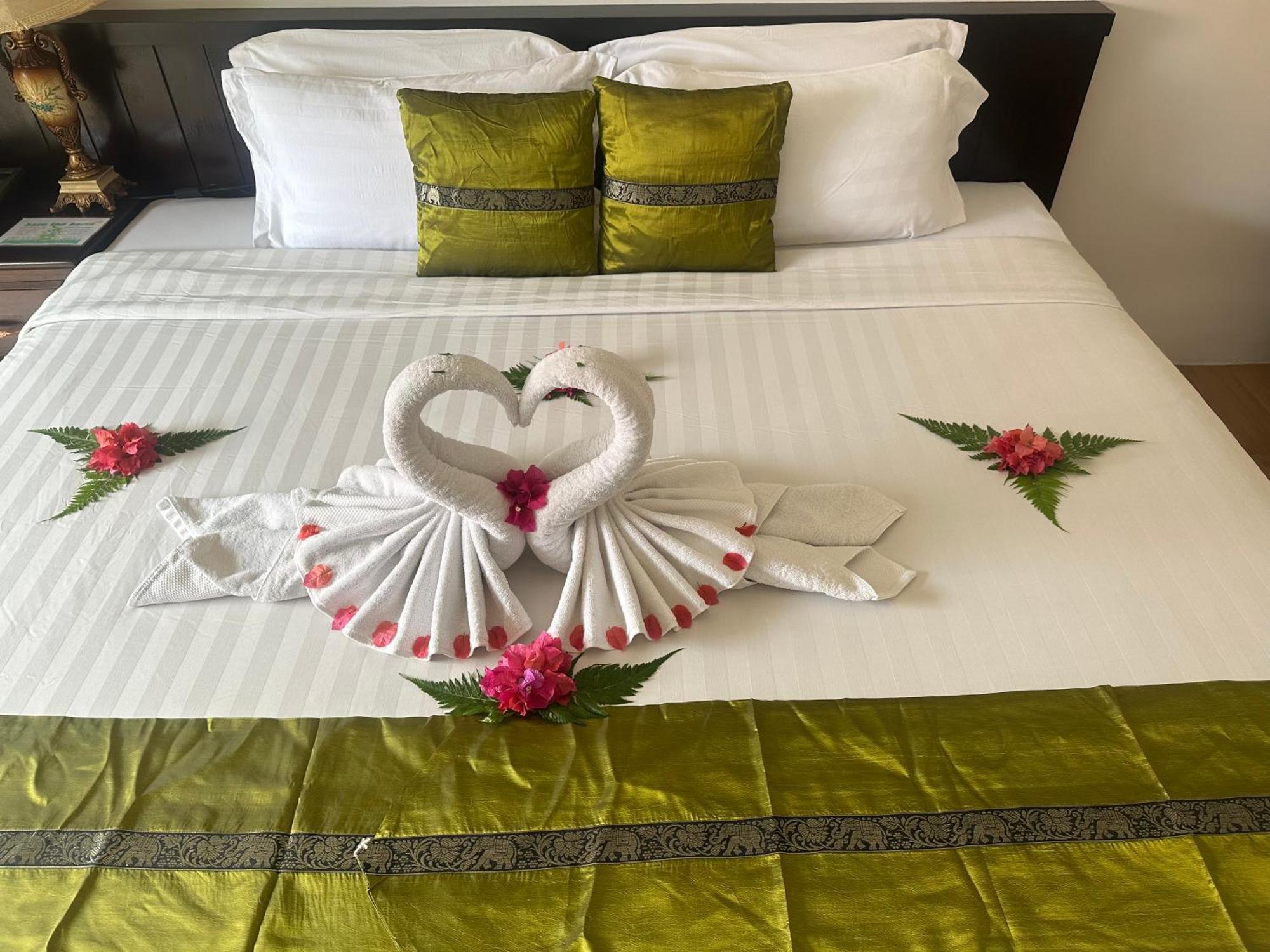 Blue Bay Resort - Access To Pool And Beach-Phuket & Krabi Ko Yao Εξωτερικό φωτογραφία A bed with a bed runner