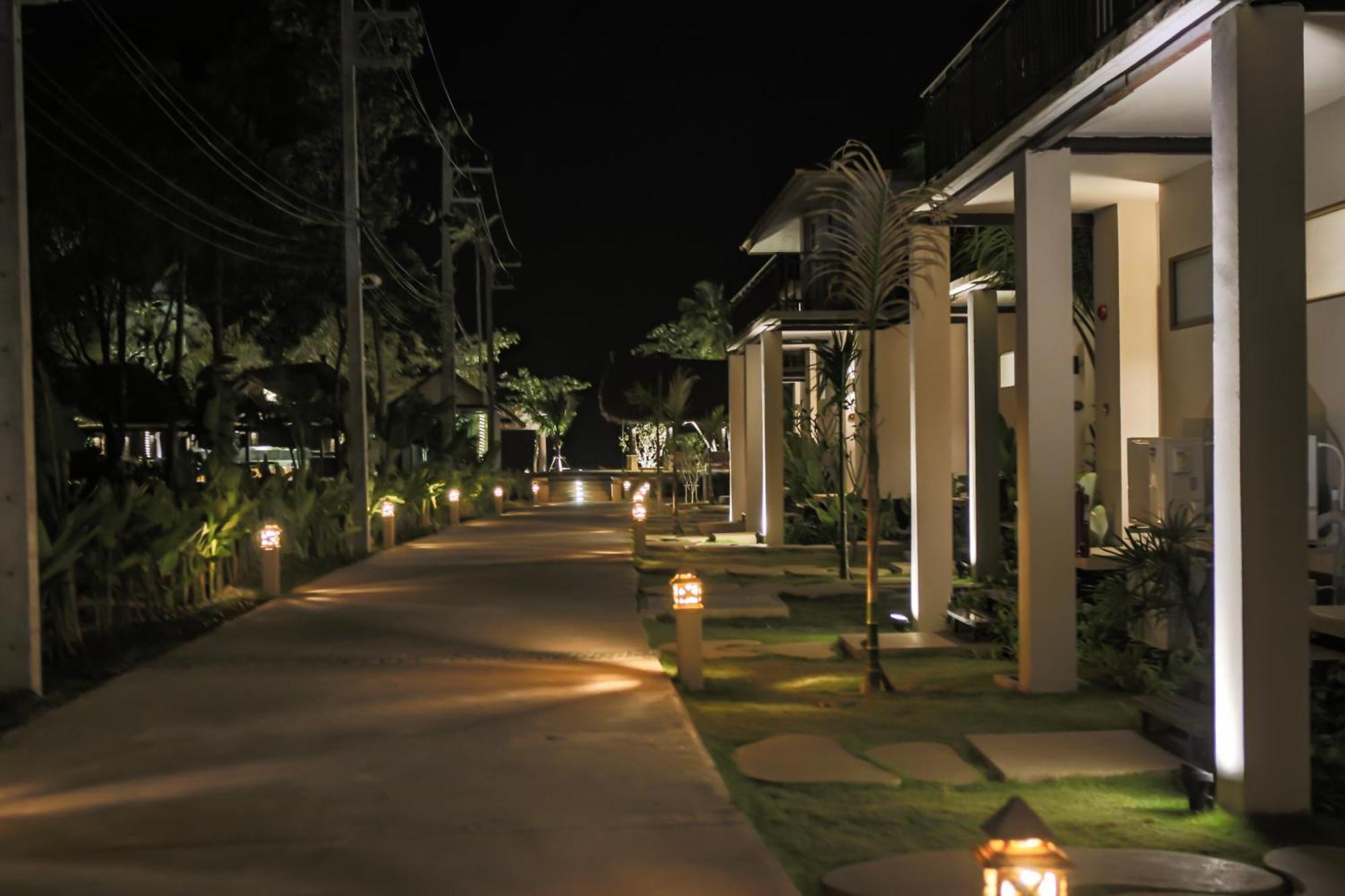 Blue Bay Resort - Access To Pool And Beach-Phuket & Krabi Ko Yao Εξωτερικό φωτογραφία The Village at night